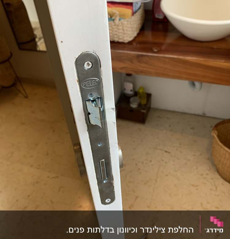מנעול דלת עם ידית וכלי עבודה על הרצפה